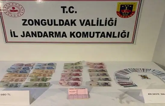 Kıraathaneye baskın: alkol ve kumar oynarken yakalandılar