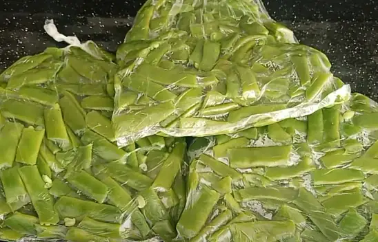 Kışlık fasulye saklarken bu yöntemi deneyin. Buzdolabı kokusu sinmiyor ve bahçeden toplanmış gibi oluyor