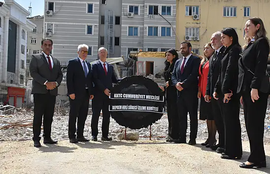 KKTC depremde yıkılan otele çelenk bıraktı