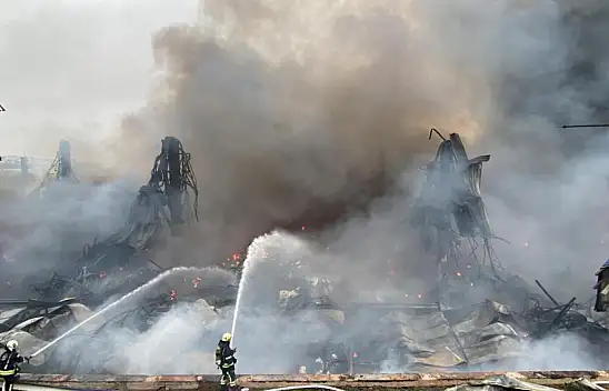 Kocaeli'nde lojistik firmasının deposunda yangın çıktı