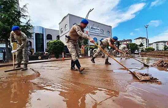 Komandolar, Bartın'da temizlik için kolları sıvadı