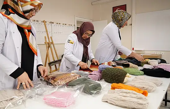 KOMEK ve ASEM mensupları depremzedelerin içini ısıtıyor