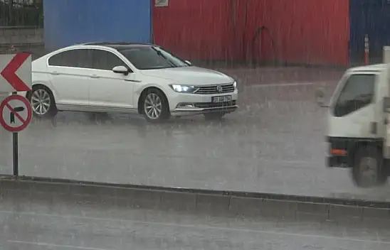 Komşu ilde şiddetli sağanak hayatı felç etti