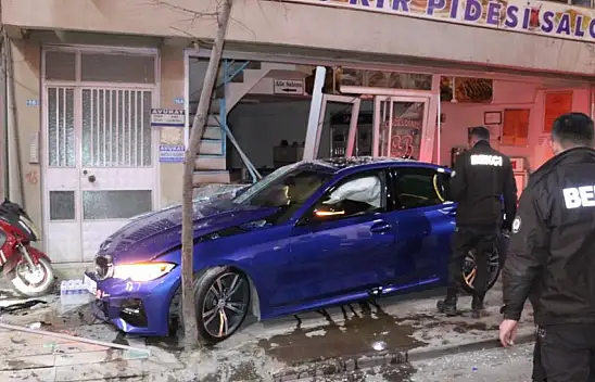 Kontrolden çıkan araç börekçi dükkanına daldı