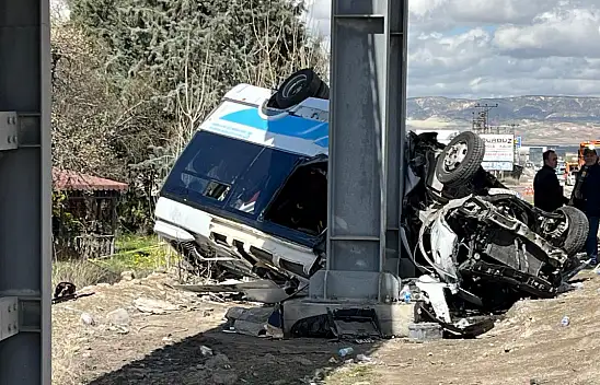 Kontrolden çıkan minibüs üst geçide çarptı: 5 kişi öldü 4'ü ağır 14 yaralı