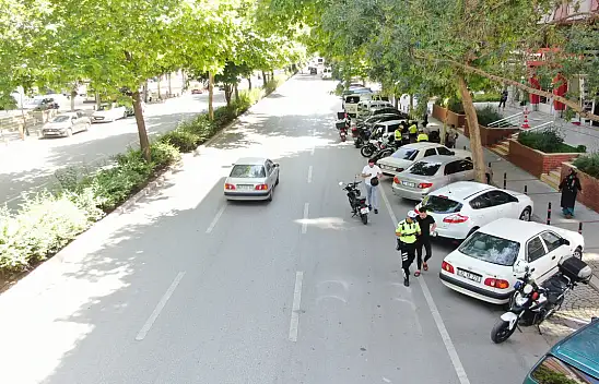 Konya'da akıl almaz savunma! Kaskı başına değil motosiklete taktı!