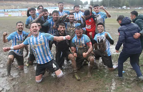 Konya'da amatör maçta futbolcular şampiyonluğu çamura yatarak kutladı