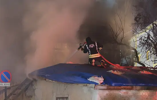 Konya'da sıcak saatler! Gecenin karanlığını ambarda çıkan yangın aydınlattı! Yangın kontrol altında!