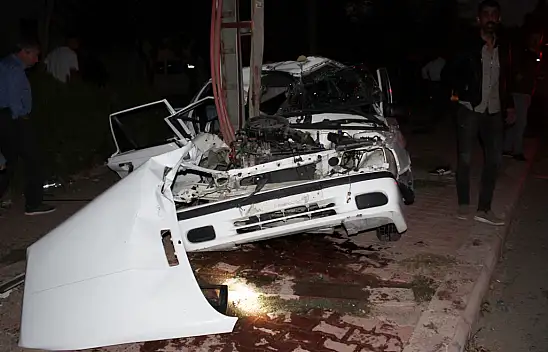 Konya'da aracın elektrik direğine çarpması sonucu 1 kişi öldü 3 kişi yaralandı