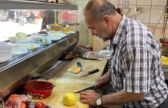 Konya'da baba oğul esnafa kahvaltı hazırlıyor! Yarım asırdır sabah ezanından önce dükkanını açıyor!