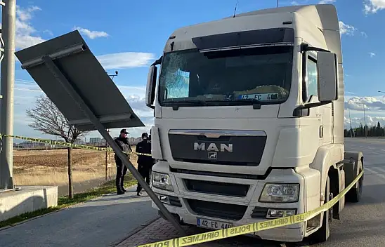 Konya'da başına levha düşerek yaralanan tır sürücüsü yaşamını yitirdi