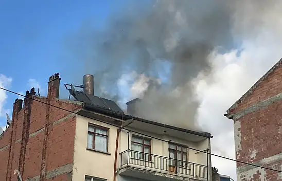Konya'da bir binanın çatısı alev alev yandı