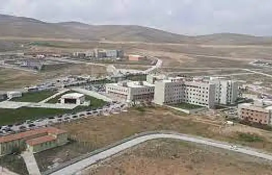 Konya'da bir hastanenin girişinde yer alan ve tartışmalara neden olan yazıyla ilgili gerçekler belli oldu: Muhalif kesimin paylaşımları doğru değil!