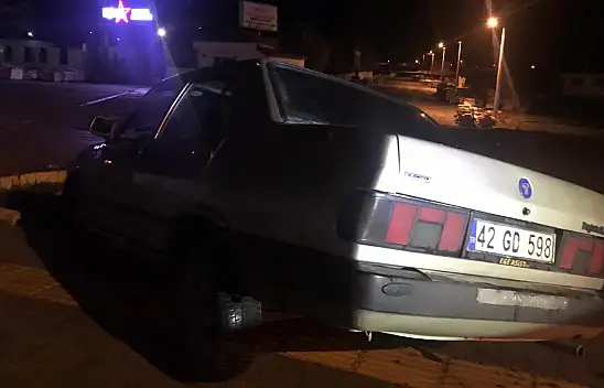 Konya'da bir otomobil refüje çarptı!