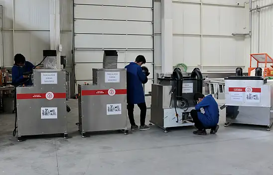 Konya'da bu okulda yemek artıklarını kedi ve köpek mamasına dönüştüren makine üretildi