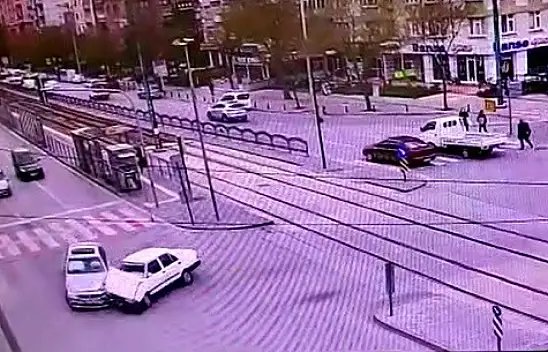 Konya'da dönüş yasağı bulunan kavşağa giren otomobilin kaza anı kamerada