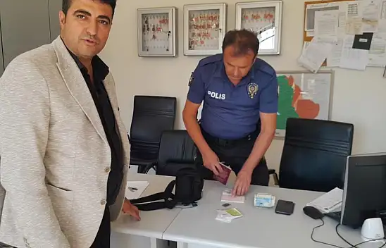 Konya'da döviz bulunan çantayı polise teslim etti! Şimdi Polis o vatandaşa ulaşmaya çalışıyor!