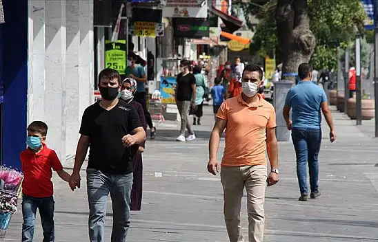 Konya'da dükkan önünü yıkayan esnafın başına beton düştü