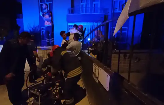 Konya'da duvardan atlayan çocuğun bacağına korkuluk demiri saplandı