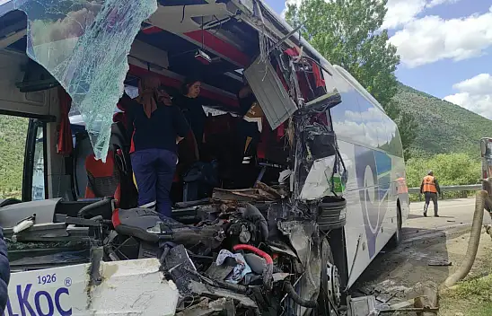 TIKLA İZLE! Konya'da feci kaza: 1 kişi öldü onlarca yaralı var