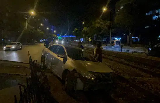 Konya'da feci kaza! Araç tramvay yoluna girdi