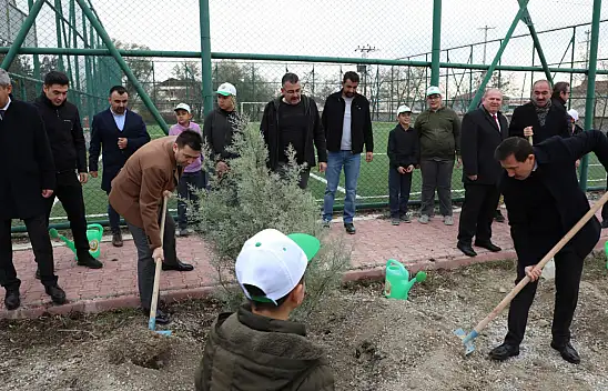 Konya'da fidanlar toprakla buluştu! Başkan Kılca öğrencilerle birlikte fidan dikti!