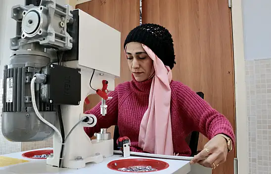 Konya'da halk eğitim merkezinde depremzedeler için çadır üretiliyor