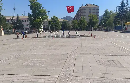 Konya'da hava sıcaklığı 35 dereceyi buldu! Çocuklar fıskiye altında serinledi