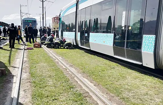 Konya'da iki kişi tramvayın altında kaldı