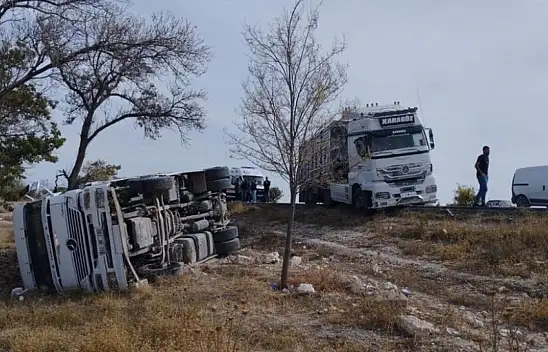 Konya'da iki tır çarpıştı!.. Tır yoldan çıkarak şarampole yuvarlandı!