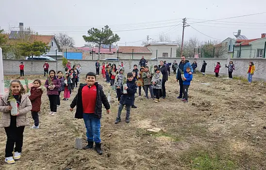 Konya'da ilkokul öğrencileri  fidanlara can suyu verdi