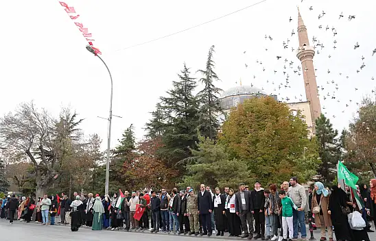 Konya'da insan zinciri oluşturan grup, İsrail'in Gazze'ye saldırılarına tepki gösterdi!