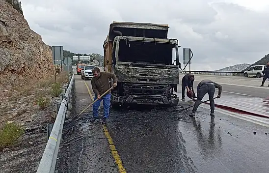 Konya'da kamyon alev alev yandı