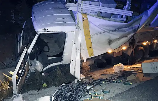 Konya'da kamyonet ağaçlara çarptı 1 ölü 1 yaralı