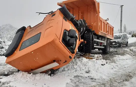 Konya'da karla mücadele kamyonu kaza yaptı: 2 yaralı