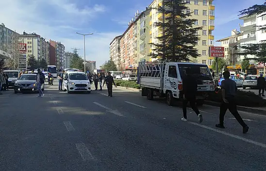 Konya'da karşıdan karşıya geçmek isteyen karı koca kamyonetin altında kaldı