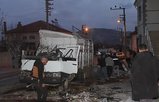 Konya'da kaza: Küçükbaş hayvan yüklü kamyonet devrildi: 2 kişi öldü!