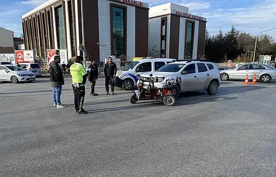 Konya'da kazasız gün geçmiyor: Hafif ticari araçla elektrikli bisiklet çarpıştı! Yaralılar var