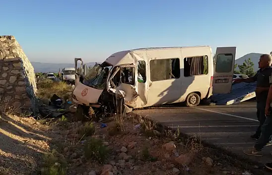 Konya'da kiraz toplamadan dönen işçileri taşıyan minibüsün freni patladı. Ölü ve yaralılar var