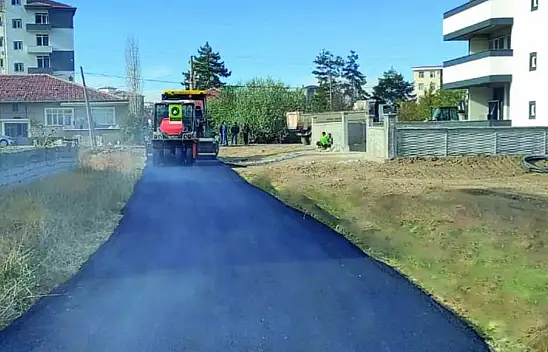 Konya'da kış mevsimine rağmen asfalt çalışması yapılıyor!