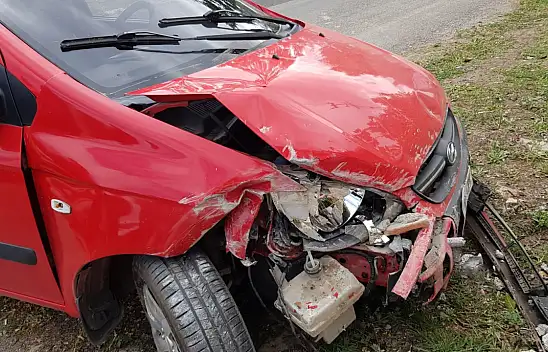 Konya'da kontrolden çıkan otomobil duvara çarptı!