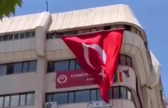 Konya'dan LGBT bayrağına büyük tepki! LGBT bayrağı Türk Bayrağı ile kapatıldı