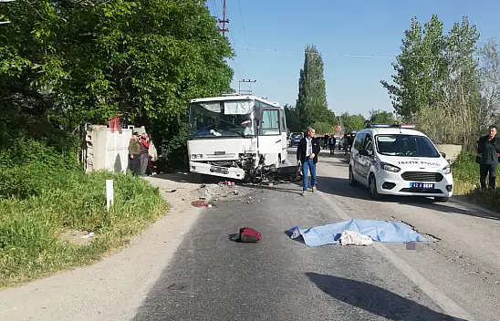 Konya'da midibüs ile motosiklet çarpıştı 2 kişi öldü