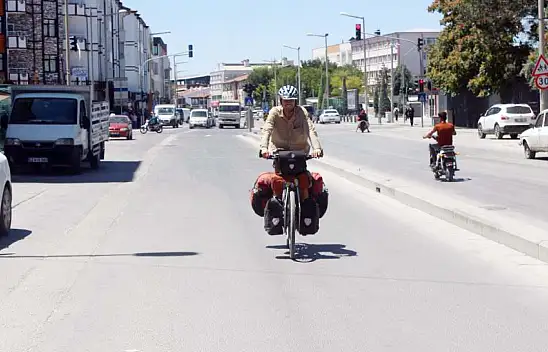 Konya'da mola verdi. Bisikletle dünya turuna çıkıyor.