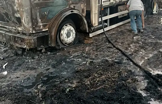 O ilçede, buğday yüklü kamyon yandı