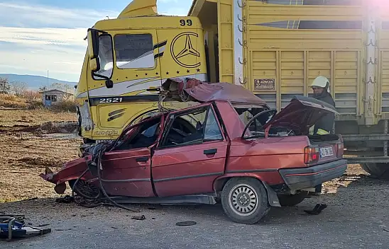 Konya'da otomobil ile kamyon çarpıştı! 2 ölü, 1 yaralı
