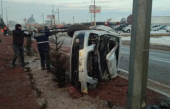 Konya'da otomobil refüje devrildi 1 yaralı