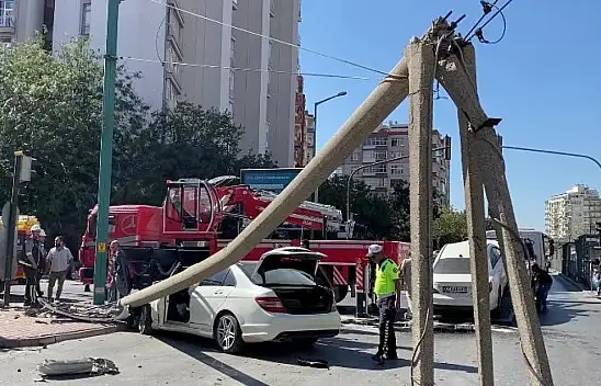 Konya'da otomobilin çarptığı direk, tramvay hattının tellerine devrildi: 1 yaralı