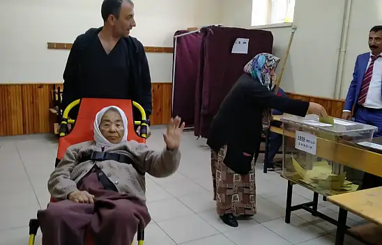Konya'da oy kullanmaya ambulansla geldi