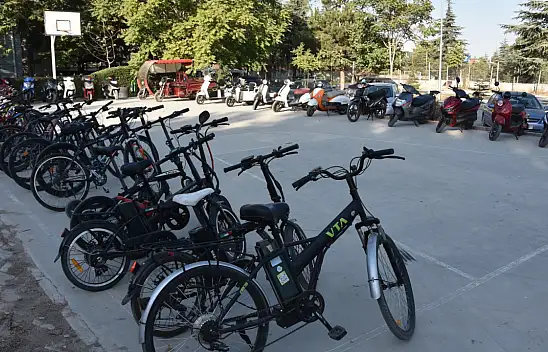 Konya'da polislerin baskın yaptığı evden 53 adet çalıntı bisiklet ve motosiklet çıktı!